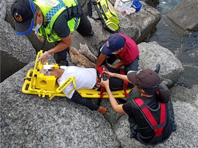 一名釣客在楓港漁港釣魚，不慎從防波堤跌落，幸好獲救後送醫無大礙。（屏東縣消防局提供／羅琦文屏東報導）