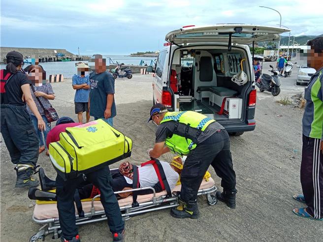 一名釣客在楓港漁港釣魚，不慎從防波堤跌落，幸好獲救後送醫無大礙。（屏東縣消防局提供／羅琦文屏東報導）
