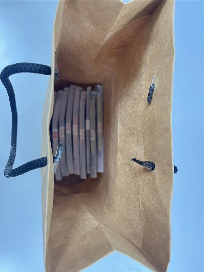 餌鈔新臺幣100萬。（三重警分局提供）