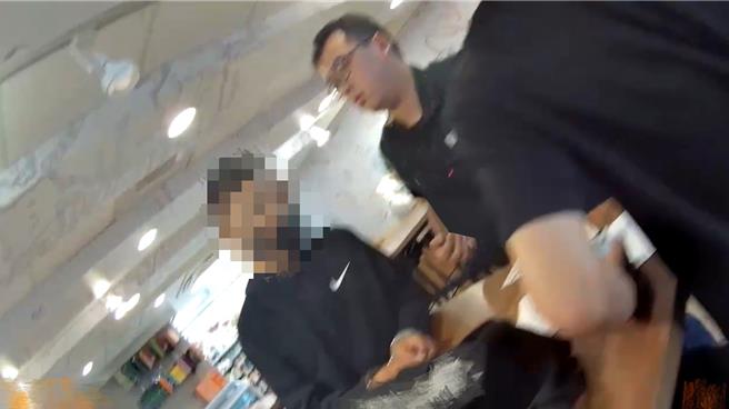 埋伏員警一擁而上，車手人贓俱獲。（三重警分局提供）