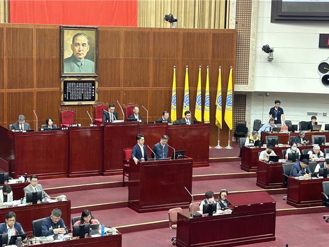 民進黨政策會執行長王義川在政論節目表示，可以利用手機訊號的定位分析群眾年齡，蔣萬安表示，用基地台掌控民眾個資不應該，若屬實會嚴正表達立場。（劉瑋晴攝）