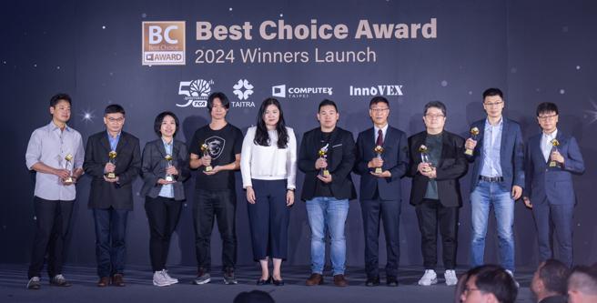 产业发展署副署长陈佩利（左五）与金奖得主厂商代表合影。（吴松翰摄）