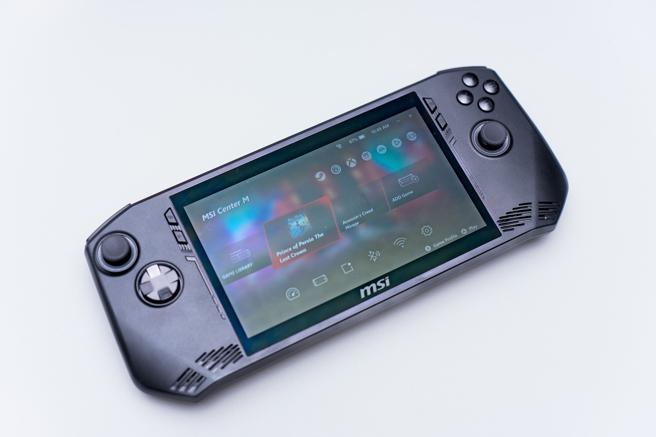 微星科技Claw电竞掌机，採用握持手感，并用霍尔摇杆和扳机，防止传统摇杆的漂移问题，内流式散热设计确保长时间高性能释放，提供使用者舒适的使用体验。（吴松翰摄）