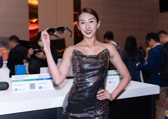 获得科技永续奖的ASUS AirVision M1，以微型显示器替代大型显示器可有效降低能源及资源需求，另外产品设计上也考虑使用情境、配戴舒适性、视觉清晰度等，符合节约能源及资源的永续概念。（吴松翰摄）