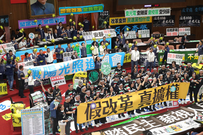 立法院院會28日續審國會改革相關法案，傍晚時完成二讀程序，朝野黨團各自拉起布條表達訴求。（黃世麒攝）