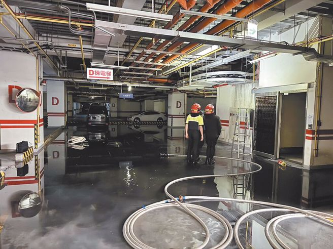 新竹市晴空匯社区大楼地下室26日深夜疑似电力线架火警引发浓烟，由于排风机因断电失效，导致整栋大楼都是浓烟。（陈育贤摄）