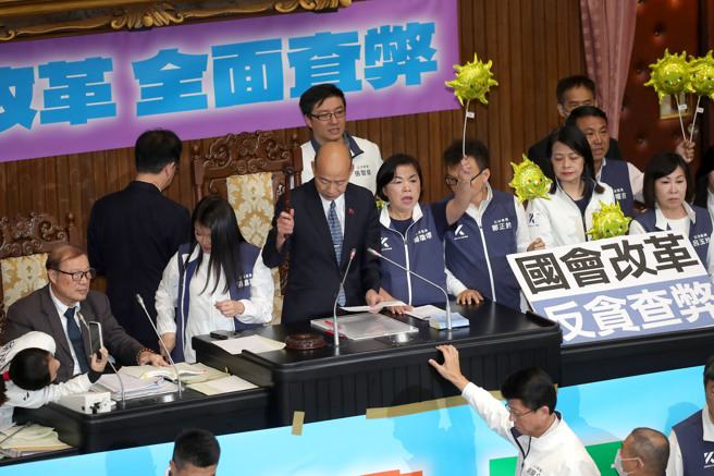 立法院院會28日續審國會改革相關法案，傍晚時全案三讀包裹表決，國民黨、民眾黨以人數優勢完成三讀程序，立法院長韓國瑜（前排左四）在三讀通過後敲槌。（黃世麒攝）