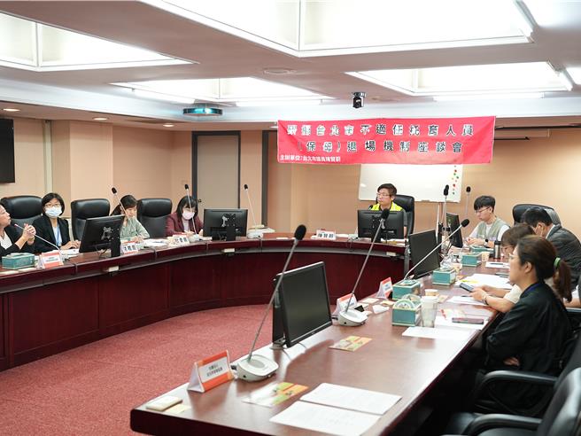 去年底剴剴案震驚社會，外界關注如何退場不適任托育人員，民進黨台北市議員陳賢蔚28日邀集民間團體以及公部門共同研擬退場機制。（黃敬文攝）