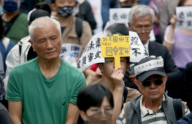 民进党政策会执行长王义川日前透露，利用手机讯号定位可分析出在立法院外的游行群眾年龄结构，国民党立委陈玉珍28日痛批此举严重侵害人权，并呼吁检调主动调查此案。图为28日民眾前往立法院外陈情抗议的情况。（范扬光摄）