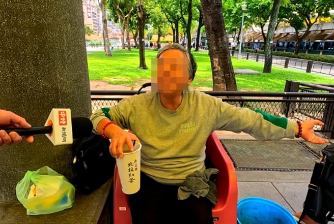 女街友小麗雖有家，但喜歡在艋舺公園生活。(游定剛拍攝)