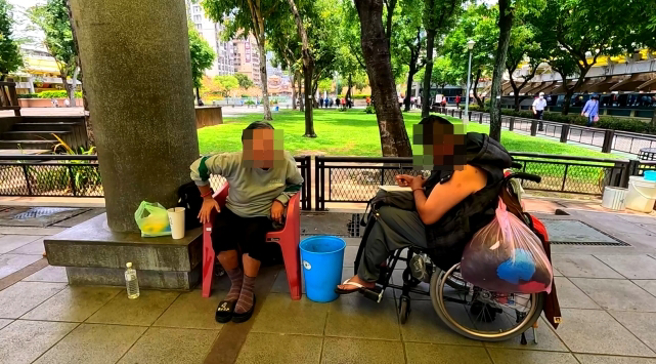 小麗(圖左)在艋舺公園與其他街友相處融洽。(游定剛拍攝)