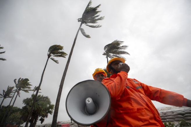 2024年5月26日，孟加拉的库阿卡塔海滩受到飓风「雷马尔」推进带来的强风袭击，孟加拉国红新月会成员要求人们撤离。（美联社）