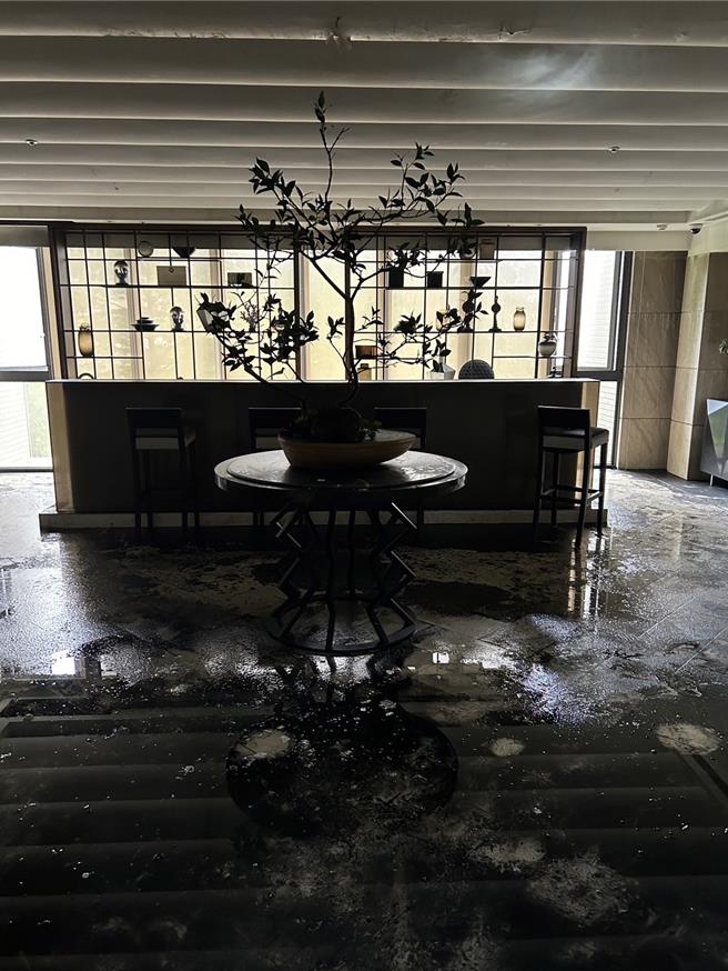 晴空匯受災的D棟住戶28日陸續返家拿取重要物品，從照片中可見整個大樓地板都是焦油和黑水，牆壁也被燻得漆黑。（民眾提供／王惠慧新竹傳真）