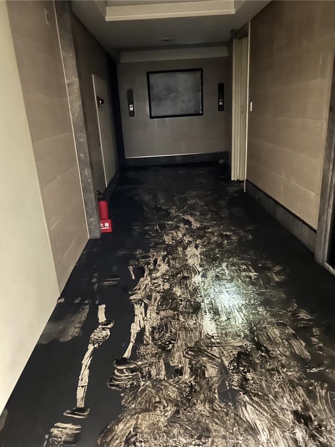 晴空匯受災的D棟住戶28日陸續返家拿取重要物品，從照片中可見整個大樓地板都是焦油和黑水，牆壁也被燻得漆黑。（民眾提供／王惠慧新竹傳真）