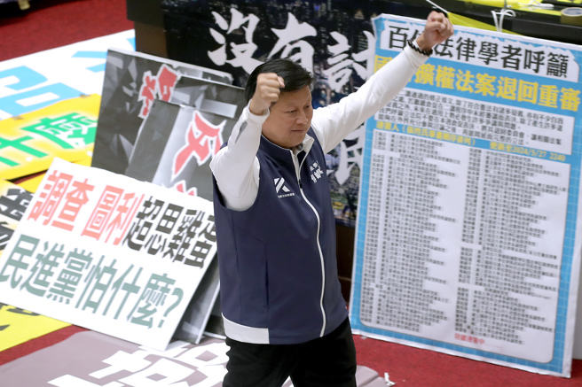 立法院院會28日續審國會改革相關法案，傍晚時全案三讀包裹表決通過，國民黨立法院黨團總召傅崐萁在法案三讀通過後上台發言，結束後走下台振臂接受同黨立委歡呼。（黃世麒攝）