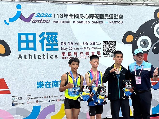 台东县丰田国中二年级生邱奇希（左一）包办田径100、200、400、1500公尺4项目奖牌，独得1金、2银、1铜。（台东县政府提供／萧嘉蕙台东传真）