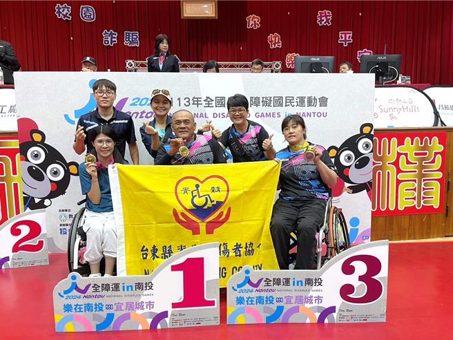 台东县代表队桌球选手陈富贵（前排中）完成4连霸。（台东县政府提供／萧嘉蕙台东传真）
