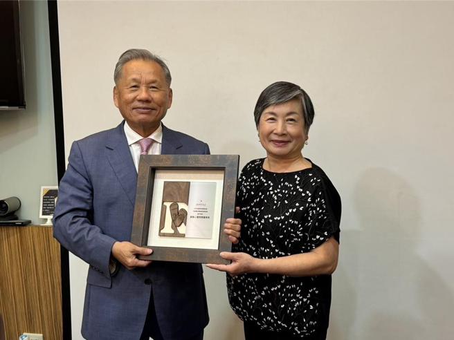 瑞仪独董黄子成代表公司献予王本然「荣誉董事长暨创办人」荣衔，由董事长夫人代表接受。图／瑞仪提供