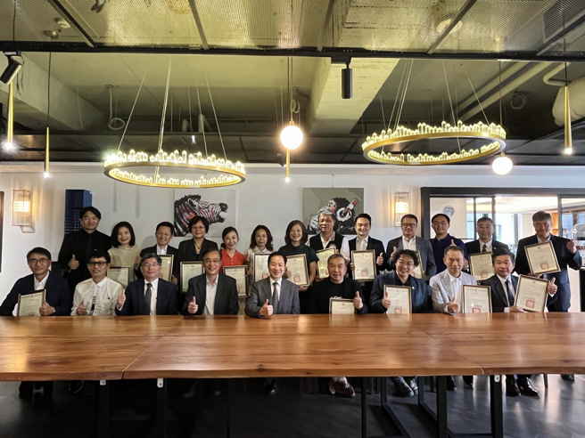 東海大學與台中市14家不動產相關公會，共同打造結合建設、不動產法規、建築設計、土地專業，以及永續議題的不動產產學專班，培養產業所需的不動產永續人才。(照片/東海大學提供)