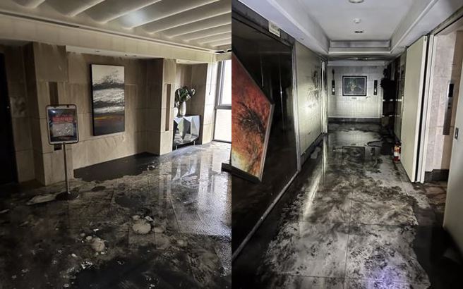 災後也可看見地板滿是漆黑的焦油。（圖／翻攝自中天新聞）