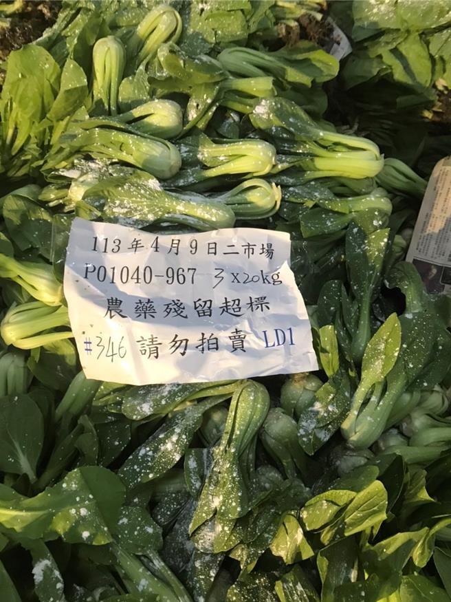 台北市市场处今年4月共计抽验1252件蔬果产品，检验结果141件不符合规定，销毁重量计3万6043公斤，主要不合格品项为销毁2970公斤的小白菜、销毁2310公斤的油菜及销毁1470公斤的青江白菜。（黄敬文翻摄）