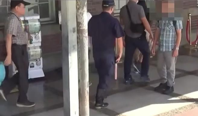 「我藐视国会青鸟行动」台中场28日下午在台中火车站前广场举行，现场发生一起争执殴打事件，陆男因拒收陈男发送的文宣海报，双方争执拉扯，陆男挥拳殴打陈男造成他颈部红肿，警方将陆男依《社维法》移送裁处。（警方提供／陈淑芬台中传真）