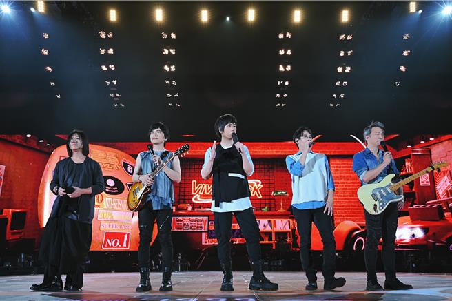 五月天近来在北京鸟巢举办「回到那一天」25周年巡迴演唱会。（图／相信音乐提供）