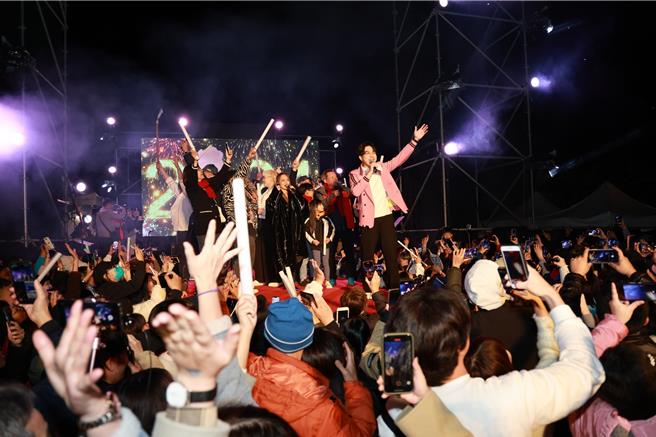 清境跨年晚会每年吸引年轻人跨年倒数并迎接元旦曙光，成为年度重头戏，不受南投市跨年晚会取消影响，清境跨年活动续办。（南投县政府提供／杨静茹南投传真）