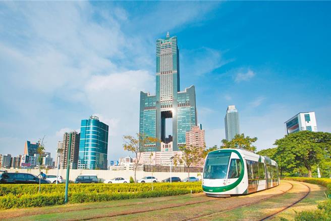 高雄八五大樓春色無邊，鄭姓男子和盧姓女友包租7間套房，找來多名泰國女子從事性交易，每次價碼從1300元至3600元不等，遭警方查獲。高雄地檢署偵結，依妨害風化罪起訴鄭男、盧女2人。（本報資料照片，袁庭堯攝）