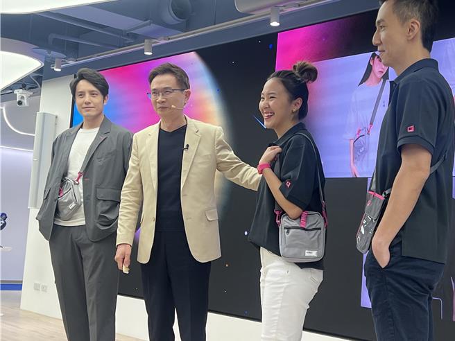 今年台北国际电脑展与台湾在地选物店plain-me合作，开发展览周边商品，外贸协会找来内部员工展示联名小背包。(王玉树摄)