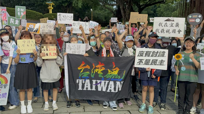 528全台青鸟行动今（28日）晚也在宜兰县罗东中山公园登场，活动由罗东高中数位同学发起，现场聚集近300人高喊「我在宜兰，我藐视国会」、「没有讨论」。（吴佩蓉摄）