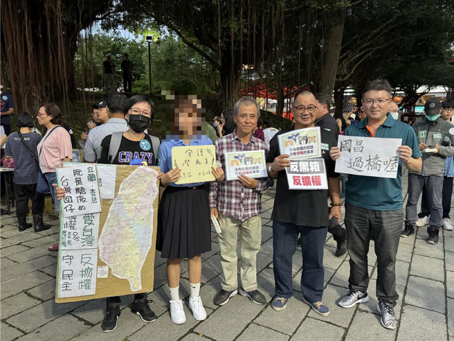 宜兰县议员谢灿辉（右二）也至活动现场支持。（吴佩蓉摄）