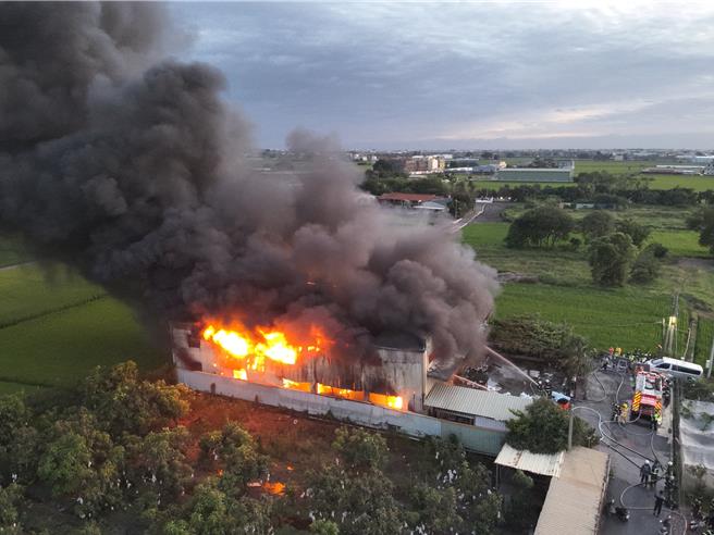 彰化县大村乡1间2层楼铁皮工厂，在今日下午6时许传出火警，猛烈火势造成工厂全面燃烧，浓烟直窜天际，火势延烧了1个钟头才获得控制，150多坪厂房付之一炬，所幸工厂15名人员均自行脱困，无人员受困受伤。（民眾提供／叶静美彰化传真）