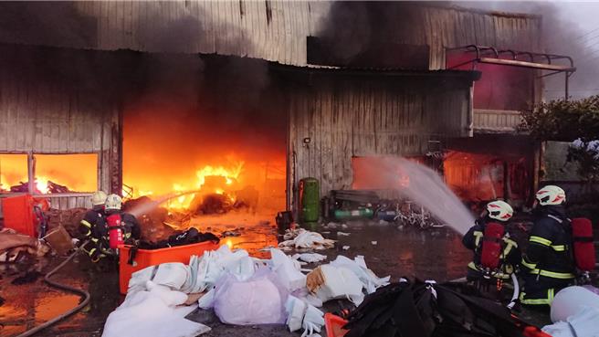 彰化县大村乡1间2层楼铁皮工厂，在今日下午6时许传出火警，猛烈火势造成工厂全面燃烧，浓烟直窜天际，火势延烧了1个钟头才获得控制，150多坪厂房付之一炬，所幸工厂15名人员均自行脱困，无人员受困受伤。（民眾提供／叶静美彰化传真）