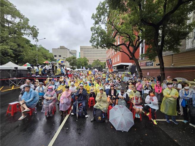 立院外一早已有大批民眾關心最新審查進度，不少民眾下班後也加入陳抗行列。（范揚光攝）