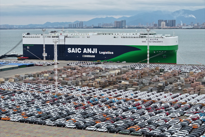 福建廈門東渡港碼頭上，3700餘輛汽車陸續駛進上汽安吉申誠號汽車滾裝船，準備駛向歐洲。（圖／新華社）