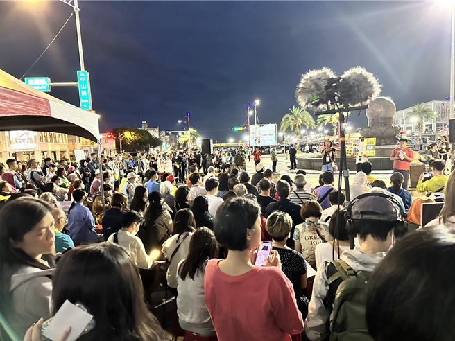 國會職權修法引起立法院政黨攻防，有網紅響應民間團體發起「528全台青鳥行動」，今天傍晚在花蓮市石來運轉噴泉前，舉辦抗議行動，吸引超過500名民眾自發性參與。（羅亦晽攝）