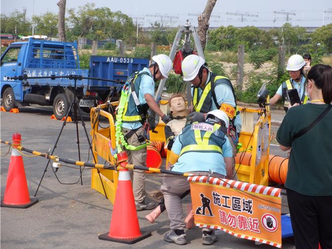 宜兰县政府在「113年度全国下水道局限空间出入坑作业评鑑」中，从全台各县市脱颖而出，与六都之台北市政府及台中市政府共同荣获最佳等第之特优佳绩。（宜兰县政府提供／吴佩蓉宜兰传真）