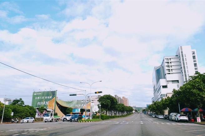 看准交通发展为地方带来的房市效益，不少建商锁定交通建设一带布局推案。图／曾丽芳