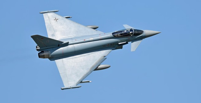 一架德国颱风战机撞到小型的四轴飞行器，造成机体受损，德国警方正在调查。(图/德国空军)