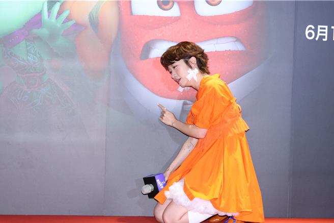 Lulu搞笑蹲下演繹焦慮情緒。（圖／孫伊萱攝）