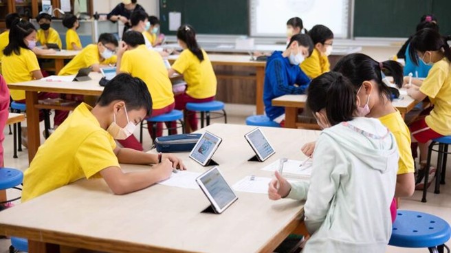 新的數位教學模式可以給予老師更大的靈活性，同時也豐富了學生的聆聽素材和學習體驗。(資料照:教育部提供)