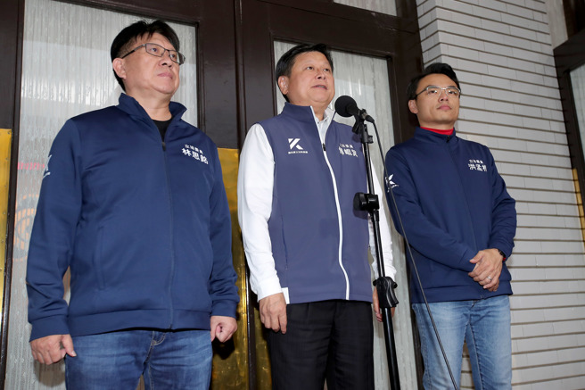 立法院院會28日續審國會改革相關法案，傍晚時全案三讀包裹表決通過，國民黨立法院黨團總召傅崐萁（中）表示，經過4次馬拉松式院會，迎來陽光照進國會，未來藍白將成立「在野黨特偵組」查弊案，務必讓陽光照進台灣，讓專制腐敗政權得到制衡，希望國人持續給予加油。（黃世麒攝）