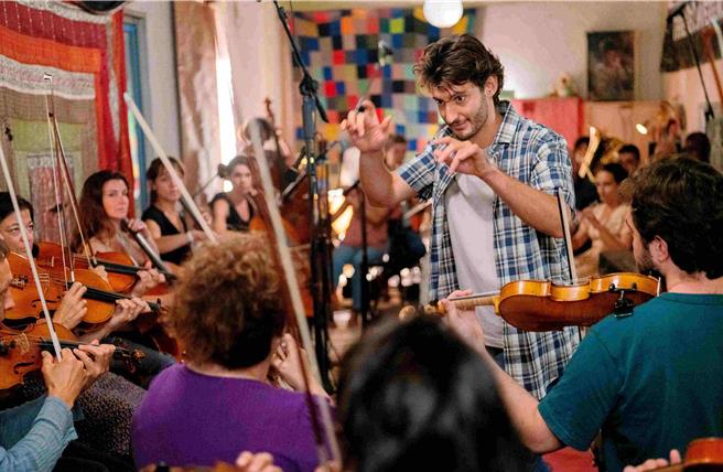 皮耶尼内在《万事通大全》里手脚并用、出奇致胜地颠覆交响乐团指挥方式。（图／海鹏影业提供）