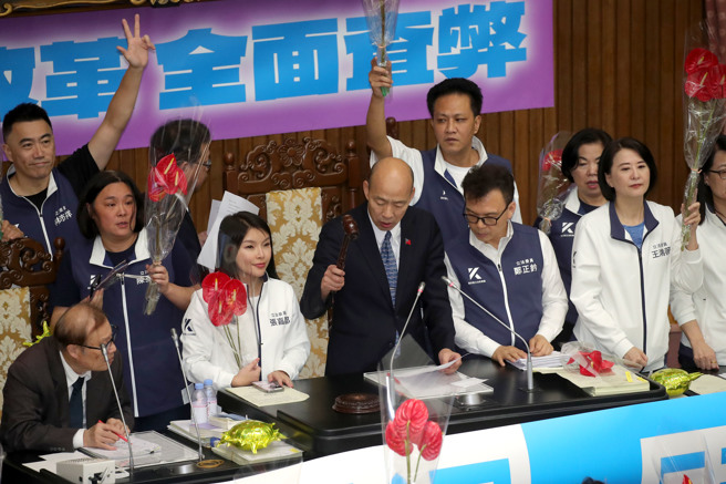 立法院院会28日续审国会改革相关法案，刑法部分条文修正草案增订藐视国会罪晚间11时三读通过，立法院长韩国瑜（前排左三）敲下议事槌，国民党立委高举象徵重生的火鹤，高喊「国会重生」。（黄世麒摄）
