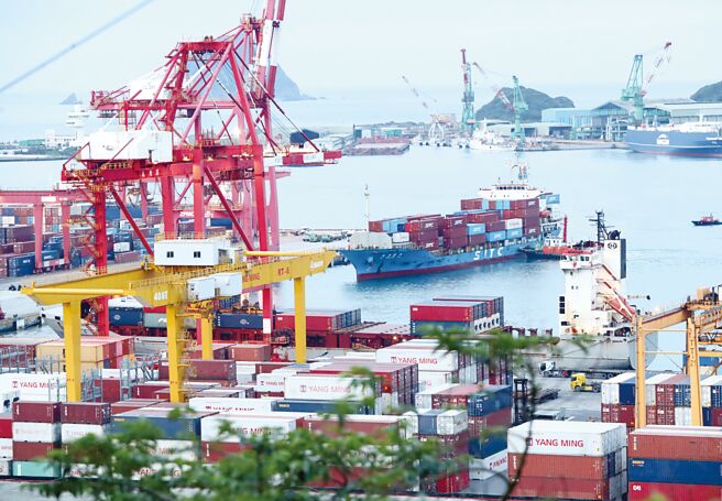 国发会27日公布4月景气概况，景气对策信号综合判断分数增加4分为35分，是2022年2月以来最高分；灯号自连续三颗绿灯转为黄红灯，是26个月来首见。图／本报资料照片