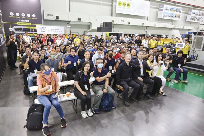 东台精机举办厂内展，董事长严瑞雄（前排左四）与出席客户合影。图／庄富安