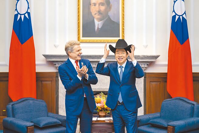 賴清德總統（右）27日接見美國聯邦眾議院議長指派外交委員會主席麥考爾（左）所率領的跨黨派慶賀團，賴清德滿臉笑容試戴麥考爾送的牛仔帽。（總統府提供）