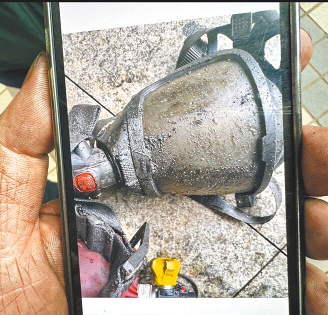 殉职勇消的面罩被发现沾黏焦油挡住视线，恐因此无法判断方向。（陈育贤摄）