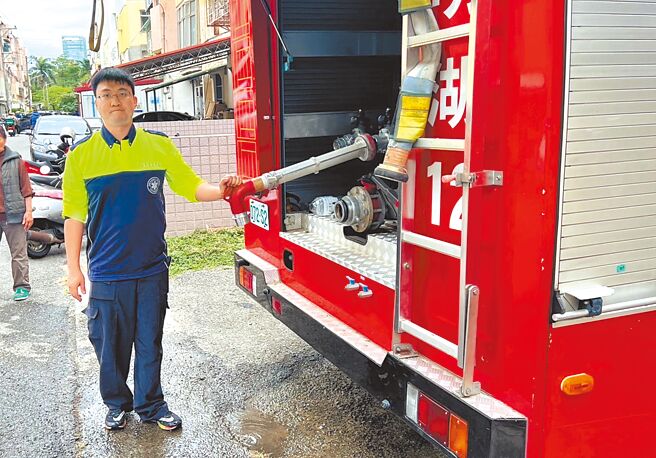 新竹市晴空匯社區大樓發生火警，搜救的勇消周立鑫（見圖）、李詠真不幸因氧氣用盡殉職。（新竹市消防局提供／陳育賢新竹傳真）